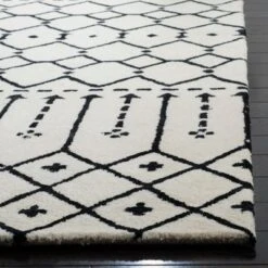 Shawna Geometric Design Tufted Rug - Safavieh
