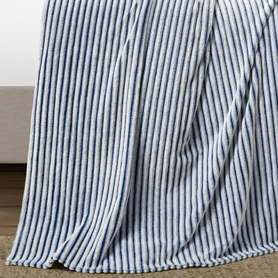 92"x120" Oversized Super Cozy Ultra Soft Ribbed Faux Fur Throw Blanket - Lush Décor 6 92"x120" Oversized Super Cozy Ultra Soft Ribbed Faux Fur Throw Blanket - Lush Décor - Image 4